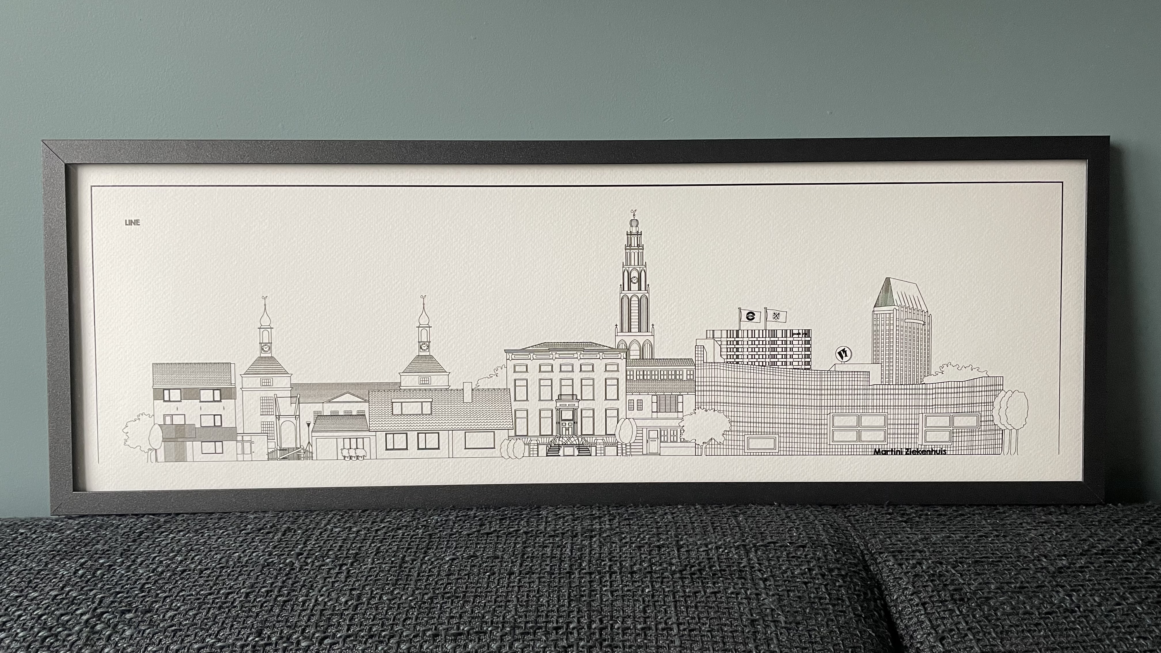 Ingelijste Line met de Groningse skyline: Martinitoren, ziekenhuis en historische panden